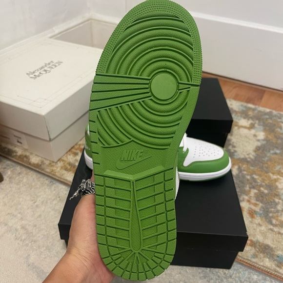 BIN Men’s Size 10 (Euro Sz 44) Air Jordan 1 Low SE Sneakers In White/Chlorophyll - Picture 15 of 16